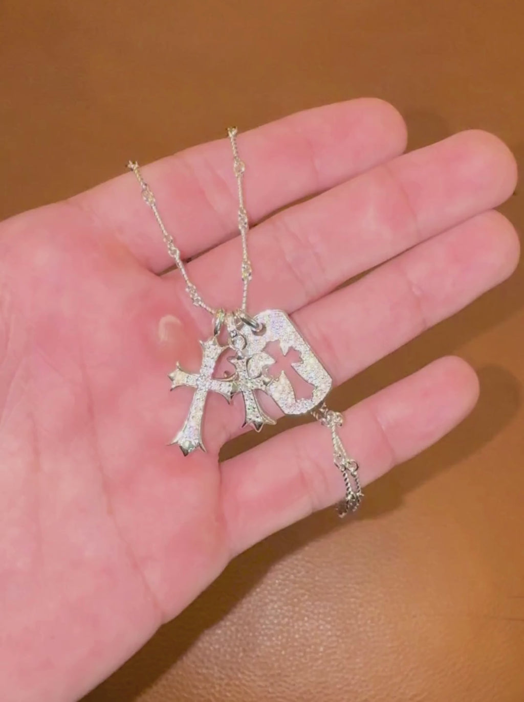Collar cruces